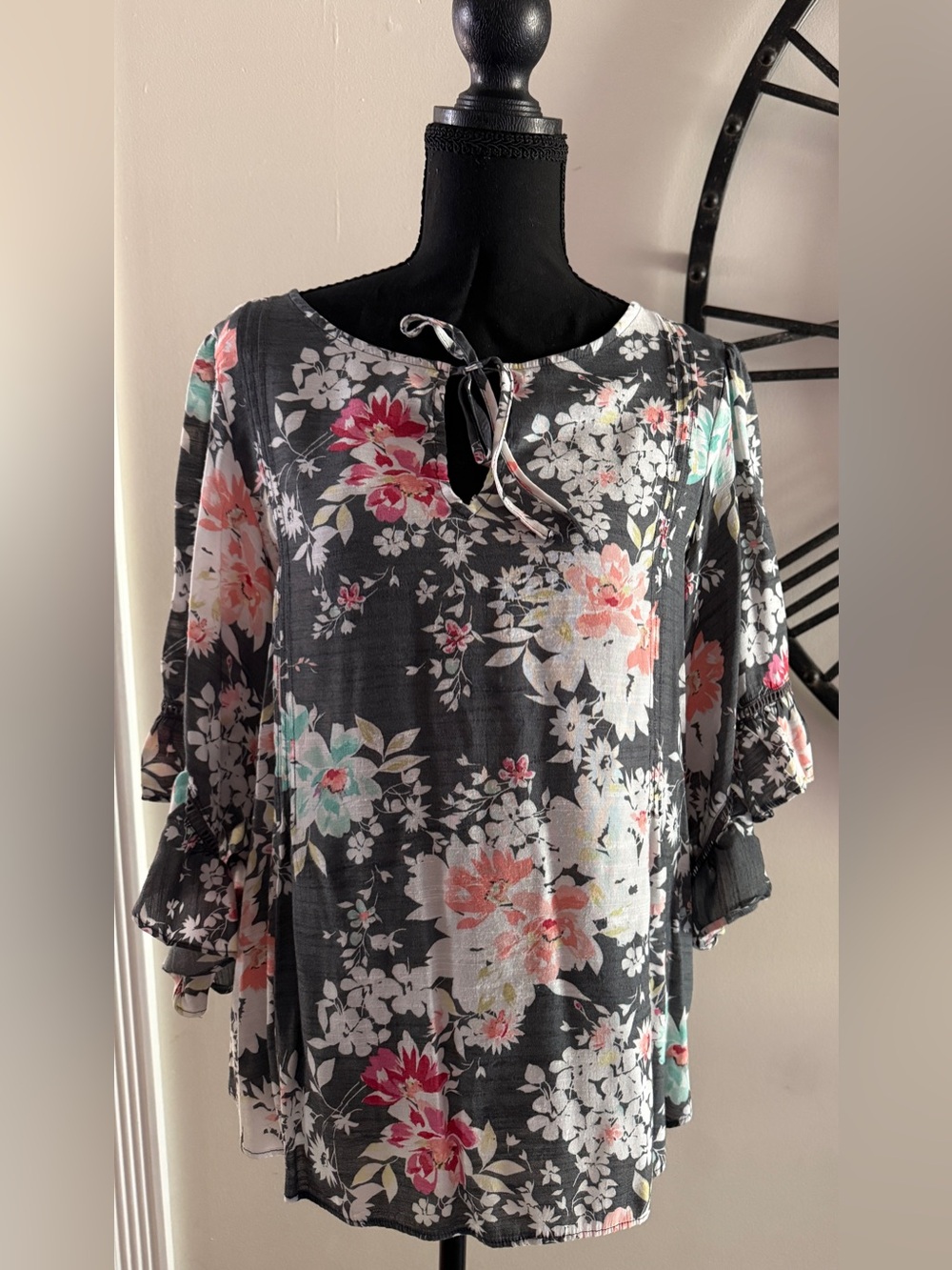 LC Lauren Conrad Gray Floral Blouse Boho Keyhole Ruffle 3/4 Sleeve Top Size M